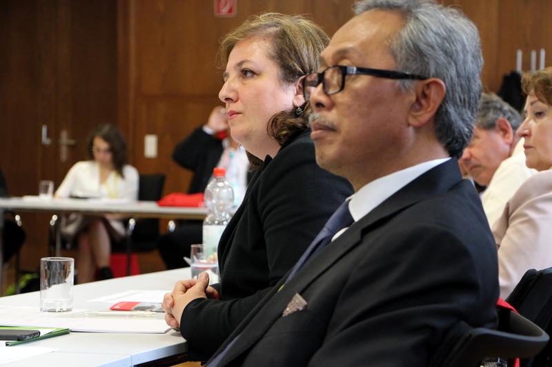 Vertreter/innen aus Politik, Bildungsministerien und von Unternehmen aus aller Welt informieren sich an der Hochschule für Wirtschaft und Recht Berlin über das praxisorientierte Studium
