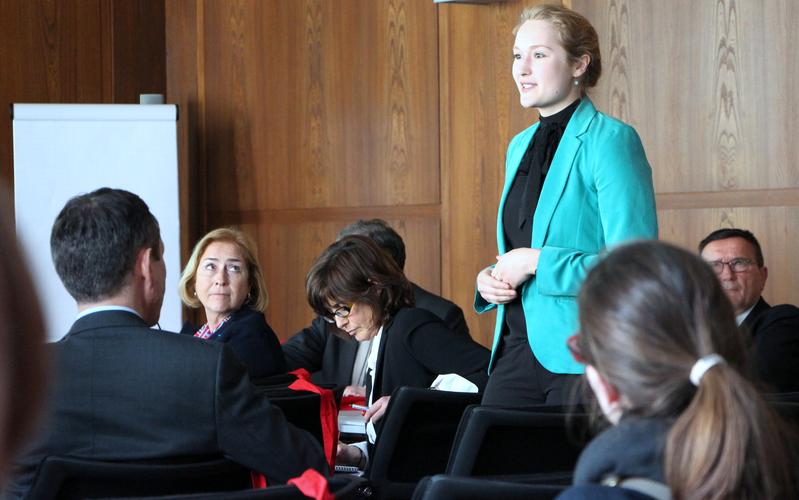 Marie Koch erklärt Unternehmerinnen und Unternehmern aus Frankreich die Struktur und Vorzüge des Dualen Studiums aus Studierendensicht