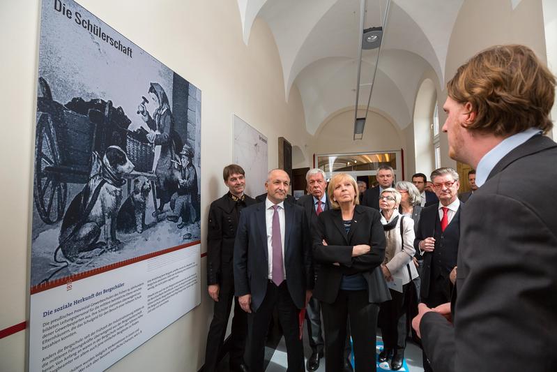 Rundgang durch die Ausstellung: TH-Präsident Kretschmann, Hochschulratsvorsitzender Schrimpf, RAG-Stiftungsvorstand Müller, Ministerpräsidentin Kraft und Landtagspräsidentin Gödecke (v.l.)