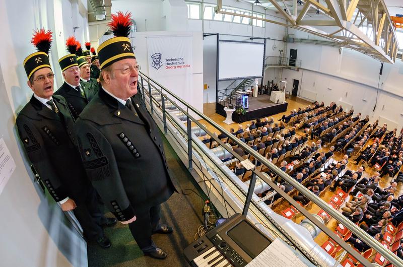 „Glück auf“: Der Ruhrkohlechor und - im Hintergrund - das neue Logo der TH Georg Agricola