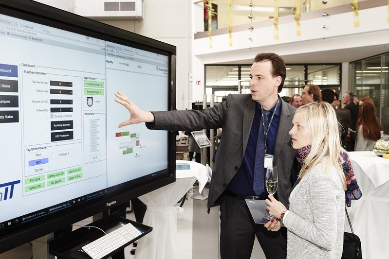 Ein Ziel der SmartFactoryOWL: Industrie 4.0 erfahrbar machen.  
