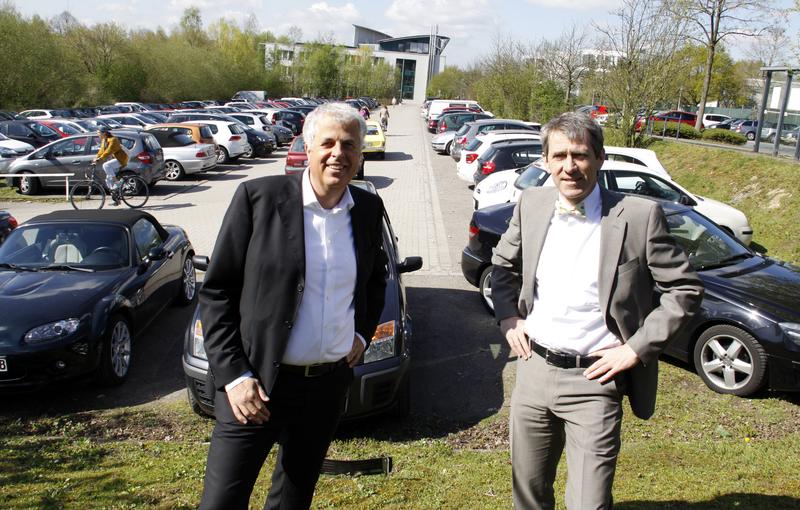Kanzler Jan Peter Nonnenkamp (li.) und Präsident Prof. Dr. Martin Butzlaff vor dem vorgesehenen Bauplatz