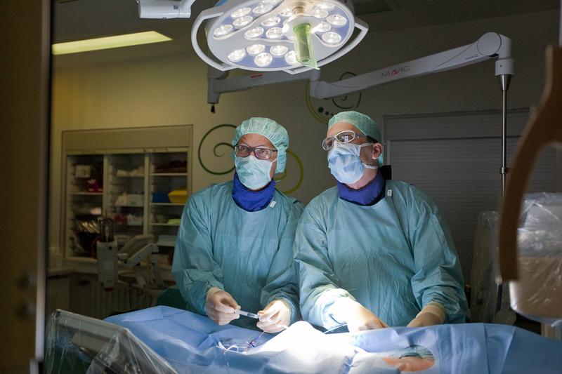  Professor Dr. Georg Hansmann (rechts) und Privatdozent Dr. Harald Bertram während sie bei einer Jugendlichen, die an Lungenhochdruck leidet, eine Herzkathetheruntersuchung durchführen.
