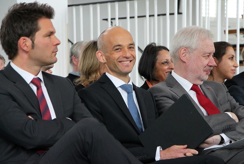 Der Präsident der HWR Berlin, Prof. Dr. Andreas Zaby (Bildmitte), mit seinem Amtsvorgänger Prof. Dr. Bernd Reissert (rechts) und Staatssekretär Steffen Krach bei der feierlichen Amtsübergabe