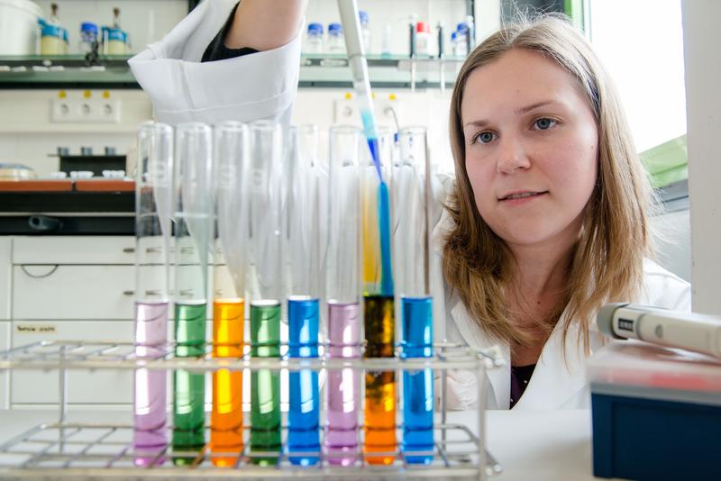 In Wirklichkeit sind ihre Proben nicht so farbenfroh wie Legosteine, aber ähnlich wie beim Baukastenprinzip kombiniert Johanna Roßmanith Module der Bakterien-RNA neu miteinander. 