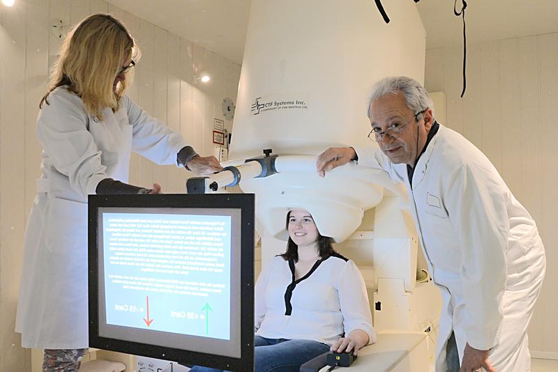 Wenn es rauscht im Ohr: Prof. Dr. Christo Pantev bei einer Messung im Institut für Biomagnetismus und Biosignalanalyse in Münster.