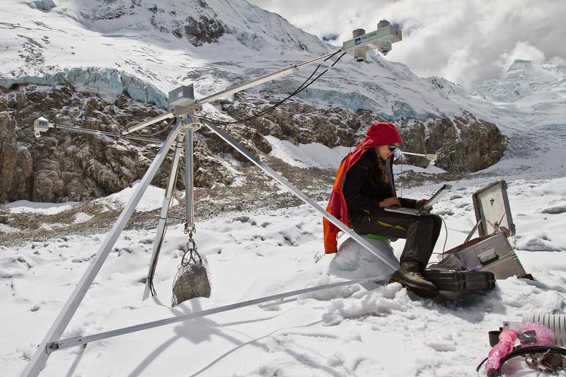 Feldarbeiten auf dem Gletscher Artesonraju in der Cordillera Blanca, Ancash, Peru.