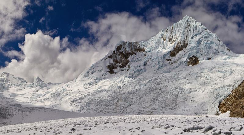 Der stark vergletscherte Berg Piramide, 5885 m, Ancash, Peru.