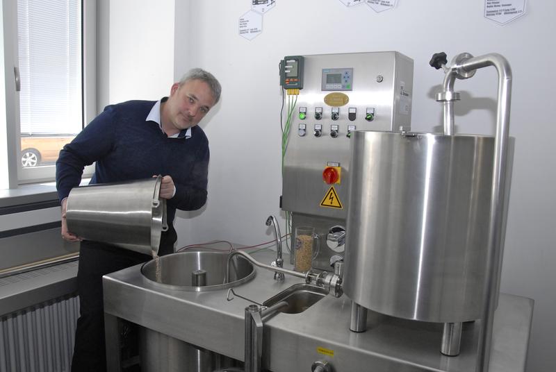 Prof. Jan J. Weigand an der Minibrauerei der TU Dresden