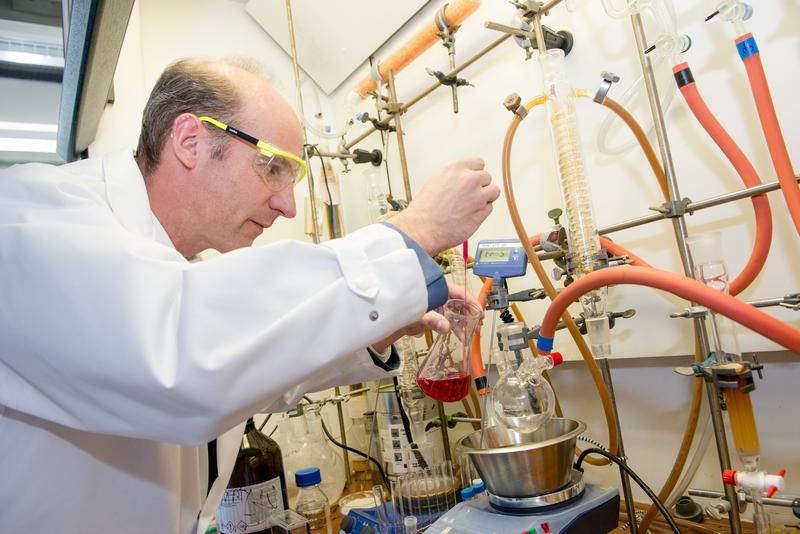 Eine Art Origami für chemische Substanzen hat ein Forscherteam entwickelt, dem auch der Bochumer Wissenschaftler Prof. Dr. Nils Metzler-Nolte angehört.