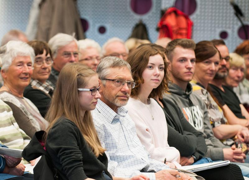 Rund 300 Teilnehmerinnen und Teilnehmer verfolgten mit großem Interesse den Vortrag von Dr. med. Hans-Otto Lindner zum Thema „Denken (,) lernen – und nur das vergessen, was man nie mehr braucht“.