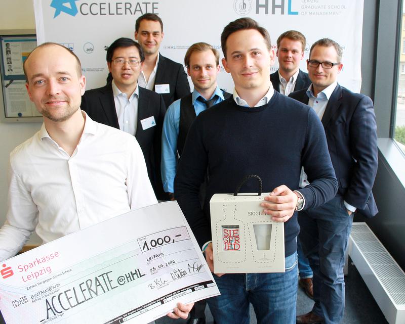 HHL-Alumnus Konrad Sell (32, links) hat mit seinem Geschäftskonzept „SoNovum“ den Elevator-Pitch-Wettbewerb auf der Entrepreneurship-Konferenz „Accelerate@HHL 2016“ an der HHL gewonnen. Foto: HHL.