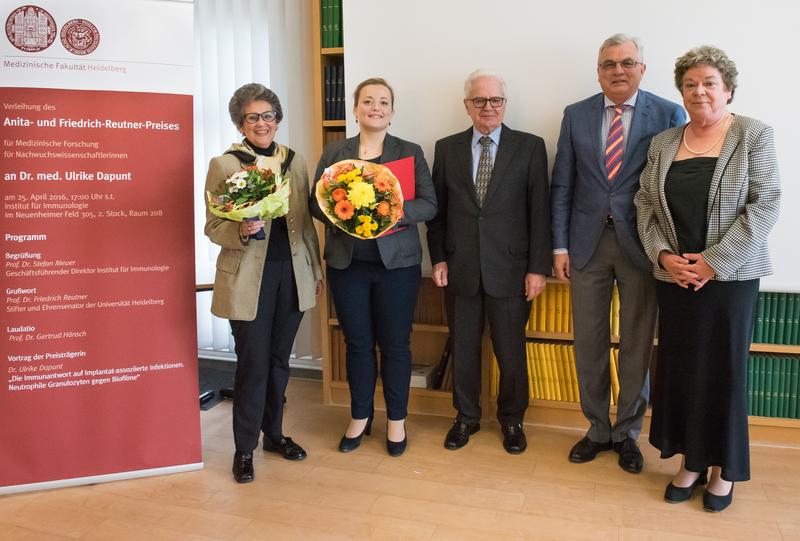 Verleihung des Anita und Friedrich Reutner Preises 2016 (v.l.): Stifterin Anita Reutner, Preisträgerin Dr. Ulrike Dapunt, Orthopädische Universitätsklinik Heidelberg, Stifter Prof. Dr. Friedri
