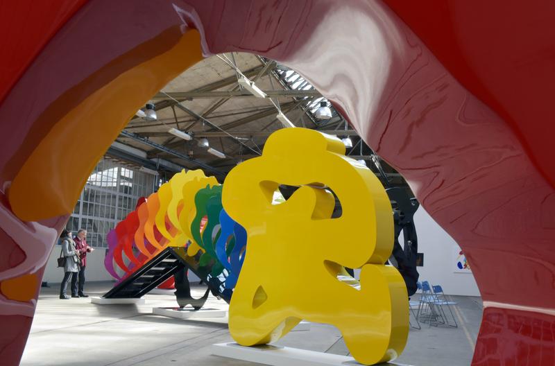 Blick in die Ausstellung „Quantengesänge“ der deutsch‐französischen Künstlerin ROTRAUT im Alten Straßenbahndepot Jena.