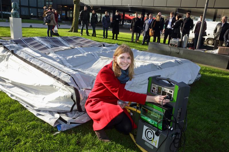 Elena Findeisen beim Aufbau des innovativen Zeltes auf dem Enscheder Campus