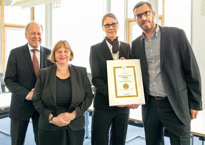 Bei der Übergabe des Premiumsiegels v. l.: FIBAA-Geschäftsführer Dr. B. Hendriks, Präsidentin Prof. Dr. S. Doering-Manteuffel, Prof. Dr. S. Warning und Dekan Prof. Dr. Robert Kleinr