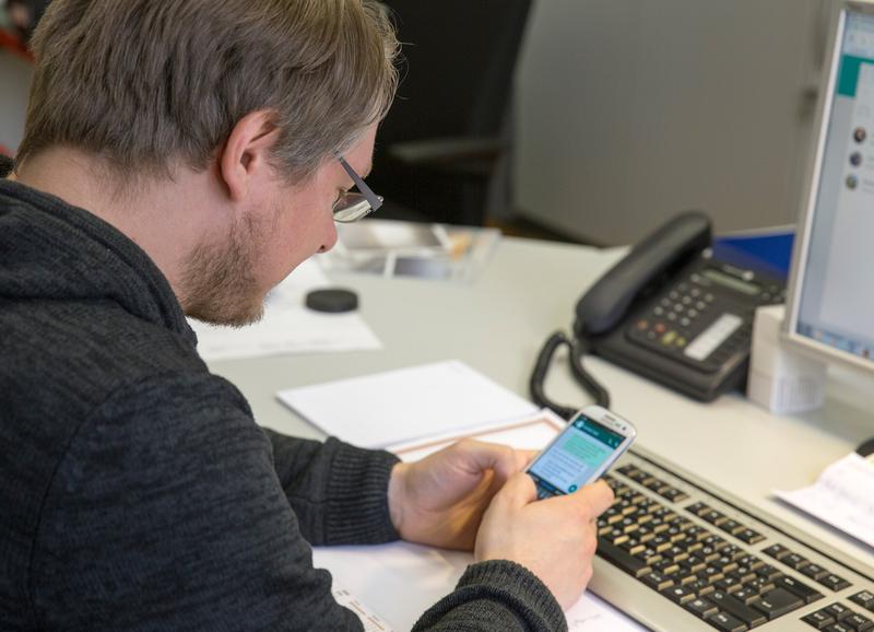 Cornelius Hupe vom Dezernat Kommunikation und Marketing der Hochschule Harz berät Studieninteressierte ab sofort auch per WhatsApp.