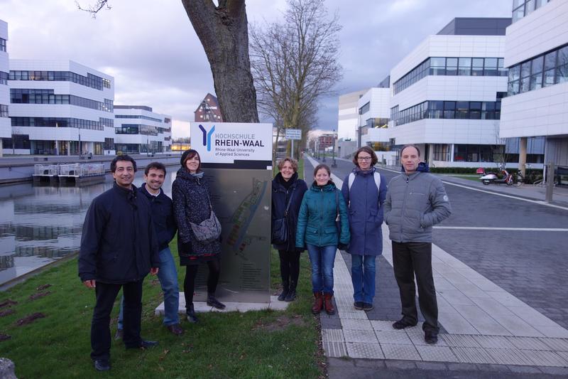Die Forschergruppe bei einem gemeinsamen Austausch auf dem Campus Kleve der Hochschule Rhein-Waal.