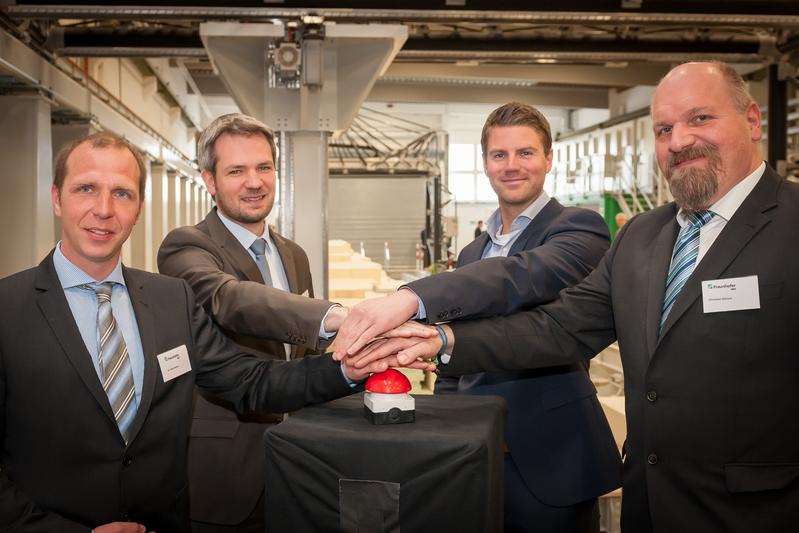 Pressing the start button for industrialized blade production: Dr. Maik Wefer (IWES), Timo Haase (BMWi), Thomas Kloppenburg (PTJ) and Christian Dörsch (IWES)