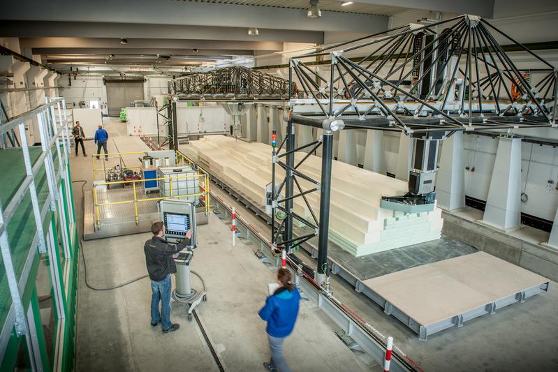 The lightweight gantry robot system combines the precision of a milling machine with a high load-bearing capacity