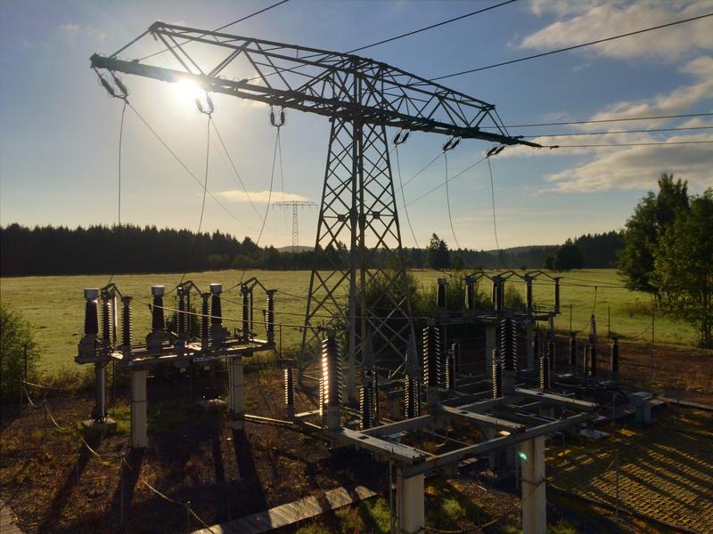 Ein Freileitungsmast des Umspannwerks in Benneckenstein. Dieses Umspannwerk wurde im Rahmen der Installationstätigkeiten mit neuartigen Überwachungssystemen ausgestattet. 
