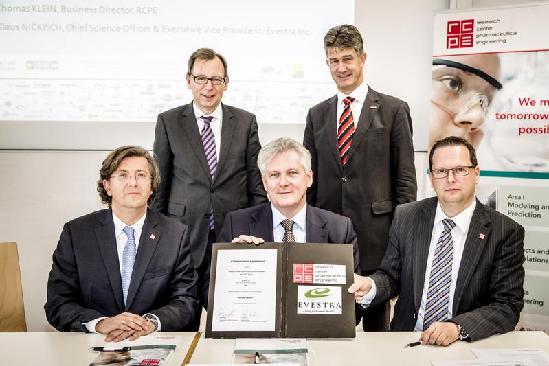 Press conference RCPE, Evestra 2014; at the back, left to right: LR Buchmann (Styria), Rector Kainz (TU Graz); in the front, left to right: Khinast (RCPE), Nickisch (Evestra), Klein (RCPE)