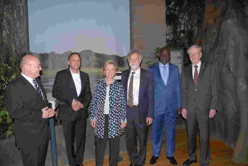 Reinhard Limbach, Dr. Thomas Gerken, Annette Storsberg, Prof. Dr. Wolfgang Wägele, Prof. Dr. Franck Idiaka (CENAREST, Gabun) und Dr. Uwe Schäkel (vlnr) in der neuen Ausstellung.
