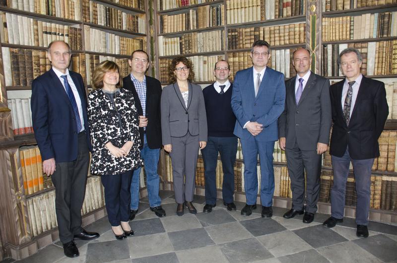 Im Bild v.l.n.r.: Rektor der unibz Prof. Walter Lorenz, Dekanin Prof. Liliana Dozza, Prof. Johannes van der Sandt, Dozenten Giulia Gabrielli, Paolo Somigli, Marco Gozzi, Ulrich Fistill, Franz Comploi 
