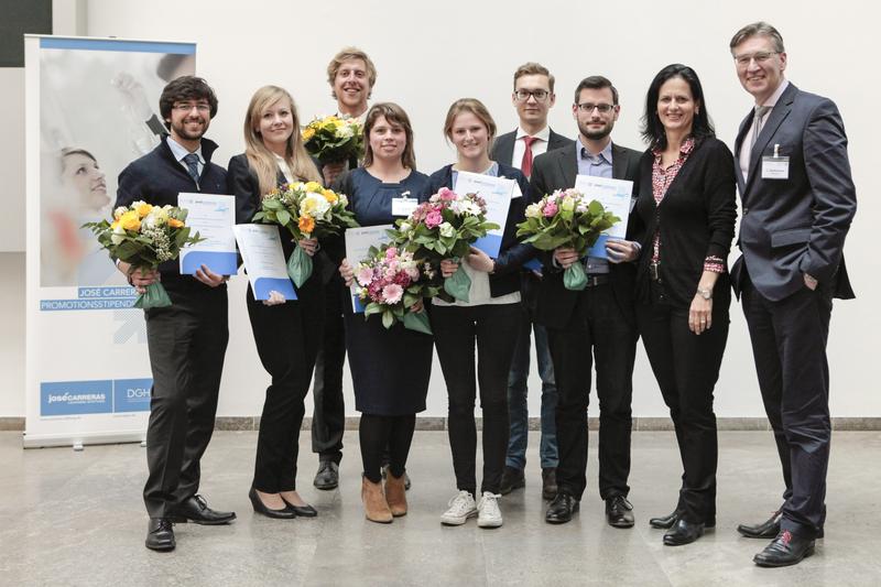 Feierliche Stipendien-Übergabe in Berlin: Dr. Gabriele Kröner und Prof. Dr. Carsten Bokemeyer (r.) mit den ausgezeichneten Doktoranden  