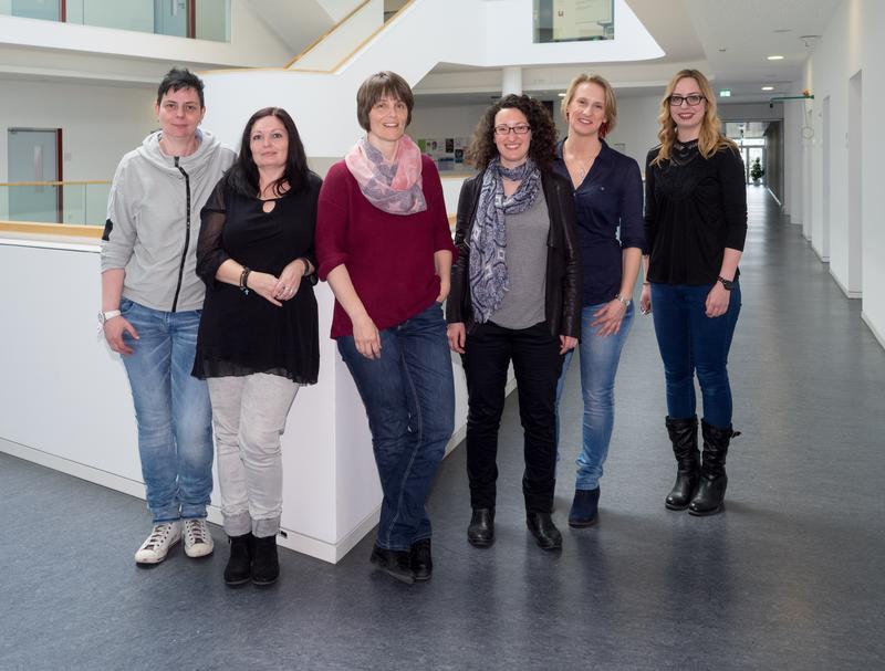 Prof. Dr. Magdalena Sauvage (Dritte von links) gemeinsam mit ihrer Arbeitsgruppe am LIN.