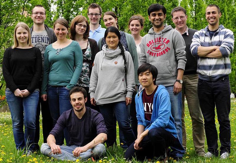Prof. Dr. Dr. Georg Stoecklin (hintere Reihe, 2.v.r.) mit seinem Team.