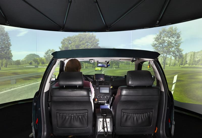 Ein halbierter Pkw und eine kuppelförmige Leinwand, auf die mehrere Beamer eine Landschaft projizieren: So sieht der Fahrsimulator des Würzburger Instituts für Verkehrswissenschaften (WIVW) aus.