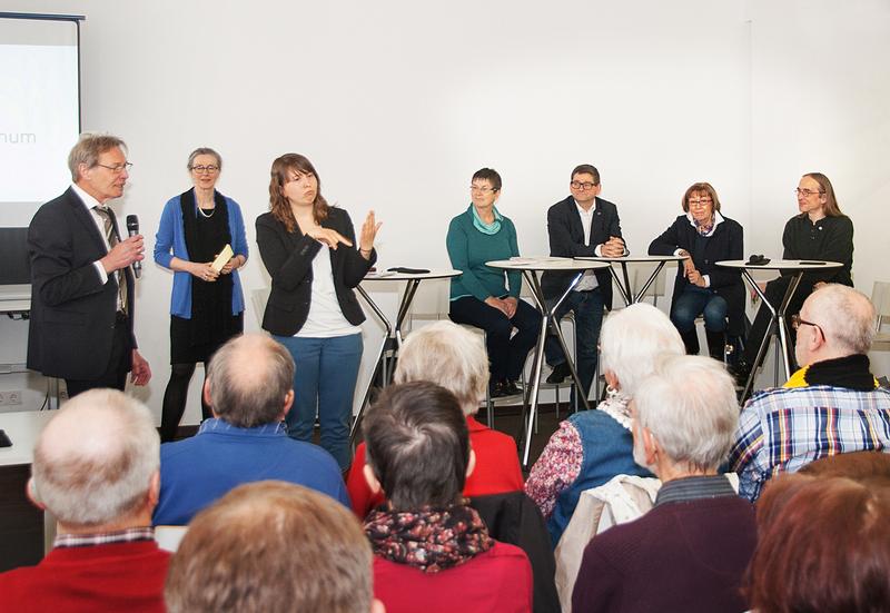 Politisch stark besetzt war die Podiumsdiskussion am Nachmittag. Gebärdendolmetscherinnen sorgten dafür, dass auch die zahlreichen Gehörlosen im Publikum die Diskussion verfolgen konnten.