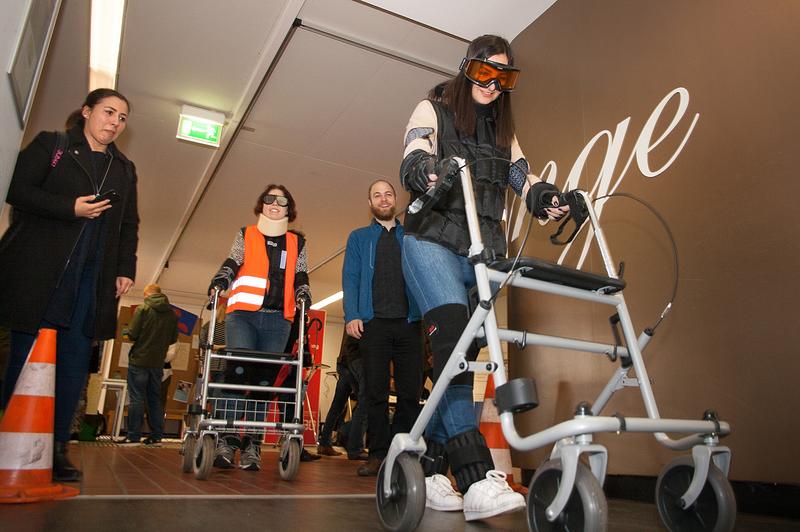 Wie eine Zeitreise in die eigene Zukunft war der Parcour der Unfallkasse NRW. Er machte deutlich, wie sich ältere und behinderte Menschen fühlen. 