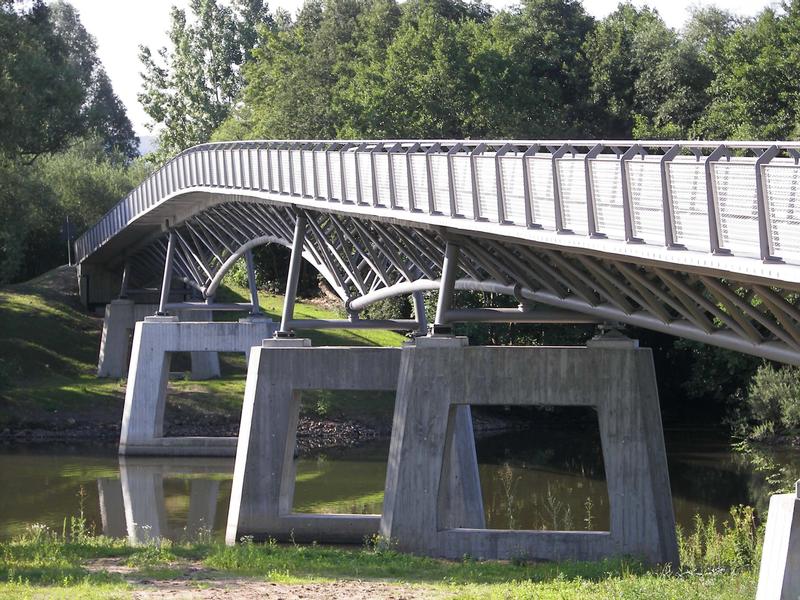 Die Gärtnerplatzbrücke in Kassel wurde mit ultrahochfestem Beton gebaut, der an der Uni Kassel weiterentwickelt wird. 