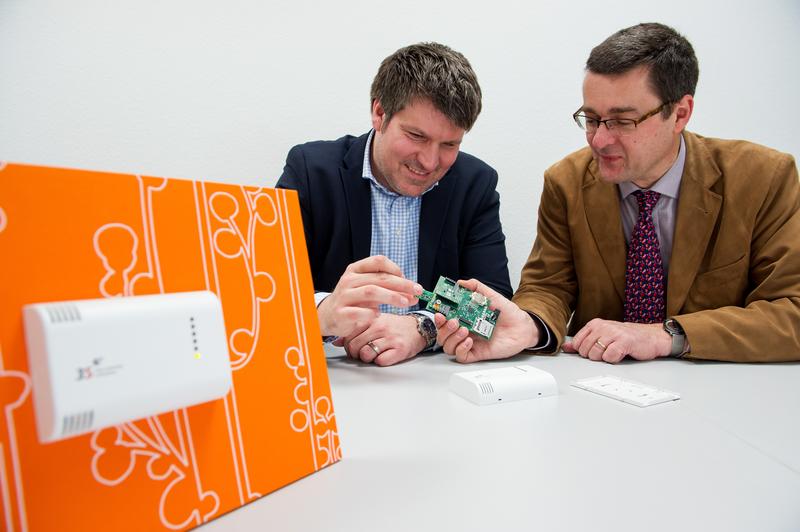 Wie links im Bild, könnte das System schon bald in Gebäuden zum Einsatz kommen: Prof. Andreas Schütze (r.) und Thorsten Conrad (3S GmbH) entwickeln ihr Sensorsystem für Luftschadstoffe zur Marktreife