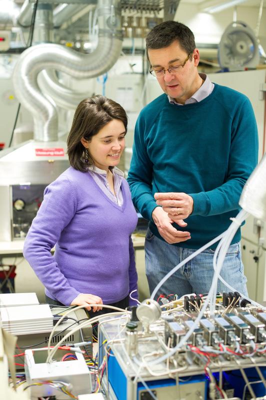 Professor Andreas Schütze von der Universität des Saarlandes forscht mit internationalen Wissenschaftlern (hier mit Donatella Puglisi von der Universität Linköping) an Gassensorsystemen.