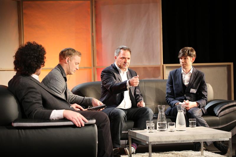 (v.l.n.r.): Martin Reinhart, Moderator Chris Cummins, George Nimeh und Oliver Gingrich bei der Diskussion.