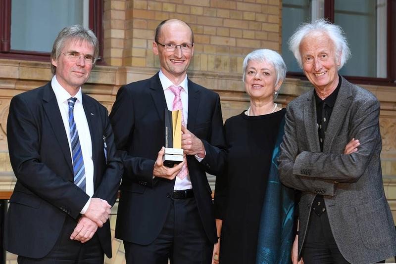 Preisträger Wolfgang Wernsdorfer (2.v.li.) mit dem Präsidenten des KIT Holger Hanselka (li.), Staatssekretärin im BMBF Cornelia Quennet-Thielen und dem Präsidenten der Alexander von Humboldt-Stiftung