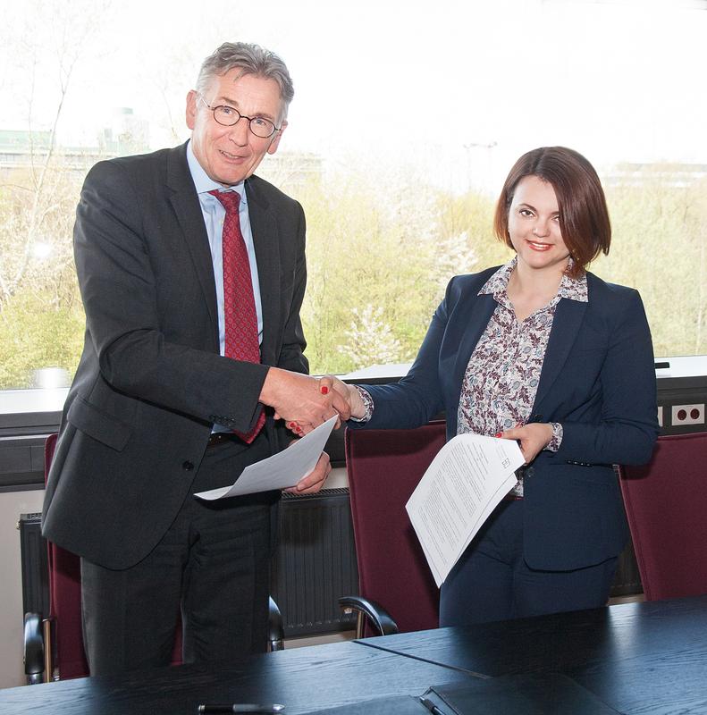Hochschulpräsident Prof. Jürgen Bock und Prof. Dr. Svetlana Kotenkova von der der Kazan Federal University unterzeichneten in Bochum eine Grundsatzvereinbarung über die zukünftige Zusammenarbeit.