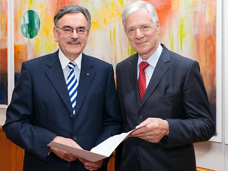 TUM-Präsident Prof. Wolfgang A. Herrmann (li.) und Ludwig Scheidegger, Obmann des Kuratoriums der Siemens-Stiftung, bei der Vertragsunterzeichnung.