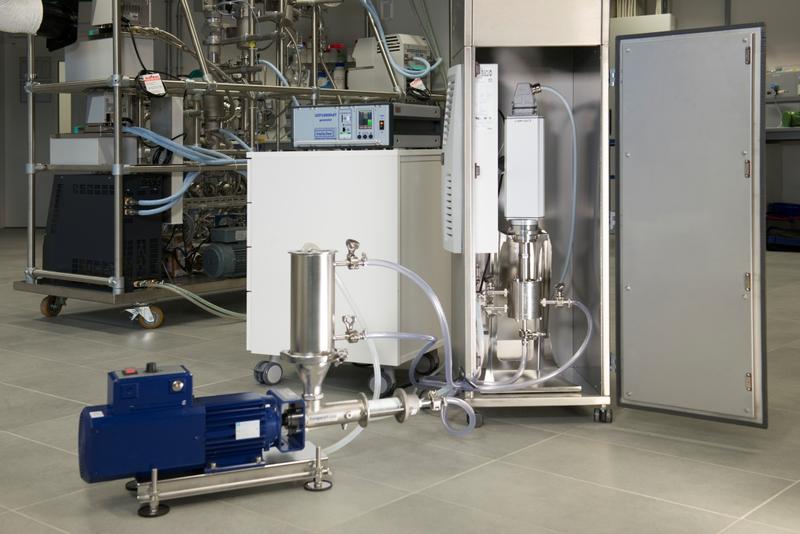 Ultraschall-Reaktor für die kontinuierliche oder auch die Batchsynthese von Nanopartikel. Durch Druckaufbau innerhalb der Kammer kann Ultraschall bis zu einer Leistung von 1000 W eingekoppelt werden.