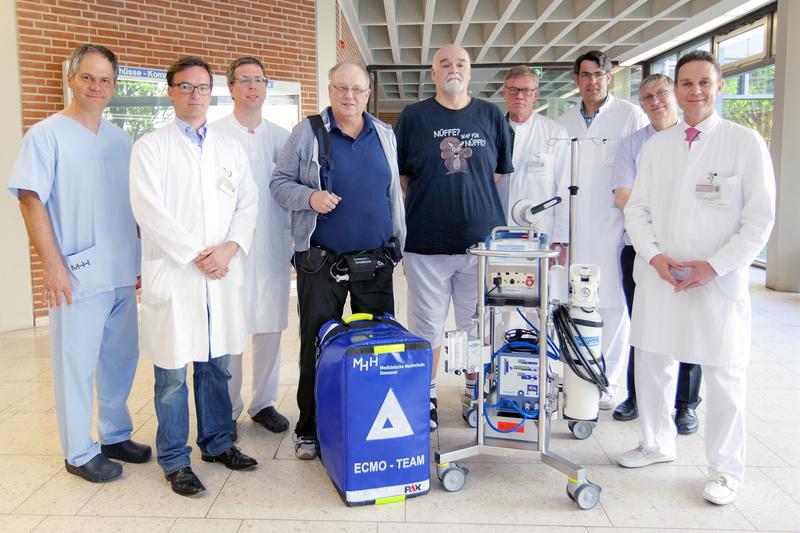 Teamarbeit: Kardiotechniker Jörg Optenhöfel, PD Dr. Jan Schmitto, Prof. Dr. Andreas Schäfer, die beiden Patienten Egon H. und Michael L., Prof. Dr. Axel Haverich PD Dr. Christia