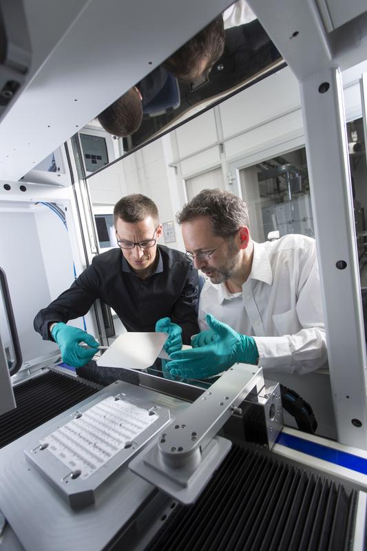 In order to manufacture high efficiency solar cells in series production, Dr. Jan Nekarda and Dr.-Ing. Ralf Preu (left to right) developed the Laser Fired Contact (LFC) process.