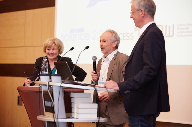 Susanne Burger (BMBF), Dr. Jean Claude Burgelman, European Commission, und Professor Dr. Klaus Tochtermann, ZBW, diskutieren die European Open Science Cloud. 