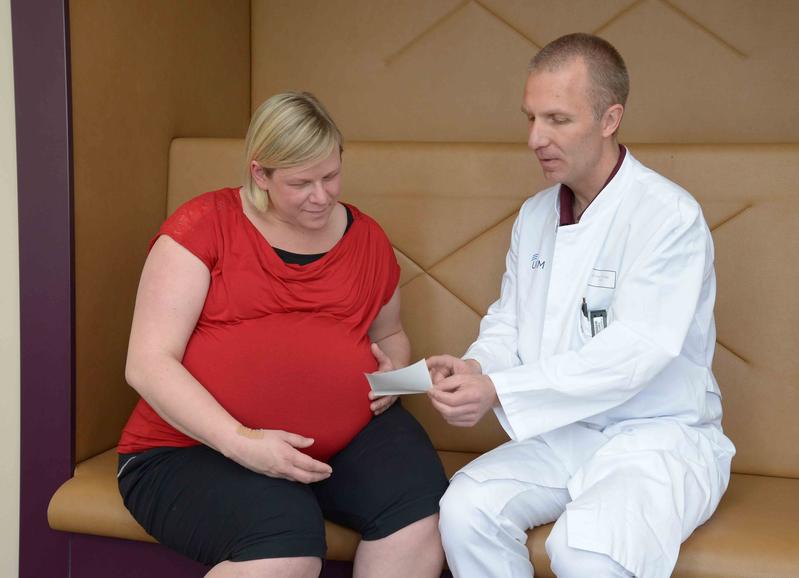 Dr. Ralf Schmitz erklärt der schwangeren Melanie Degenhardt ihr Sreeningergebnis. 