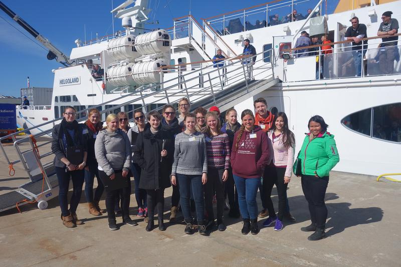 Harzer auf Helgoland: Zu den 17 angehenden Akademikern des Master-Studiengangs „Tourism and Destination Development“, die die Nordseeinsel besuchten, gehört auch Anita Siemens (4.v.r.).