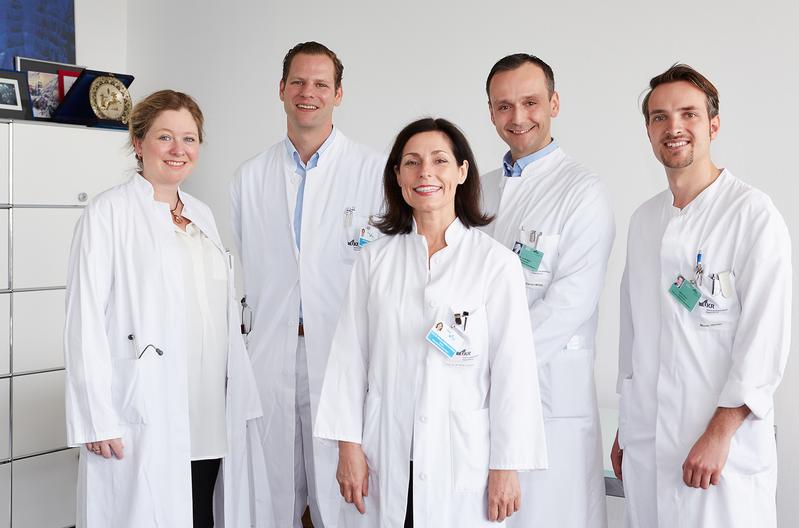Das Team der Darmsprechstunde des UKR (v.l.n.r.): Dr. Gisela Wölfel, PD Dr. Michael Selgrad, Professor Dr. Martina Müller-Schilling, Dr. Daniel Mitas, Dr. Moritz Weiher.