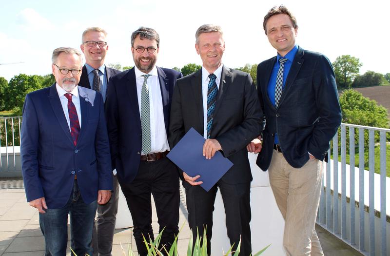 (v.l.) Dr. Klaus Müller-Beck, Prof. Dr. Bernd Lehmann, Vizepräsident der HS Osnabrück, Prof. Martin Thieme-Hack, Dr. Harald Nonn, DRG-Vorsitzender, und HS-Präsident Prof. Dr. Andreas Bertram.