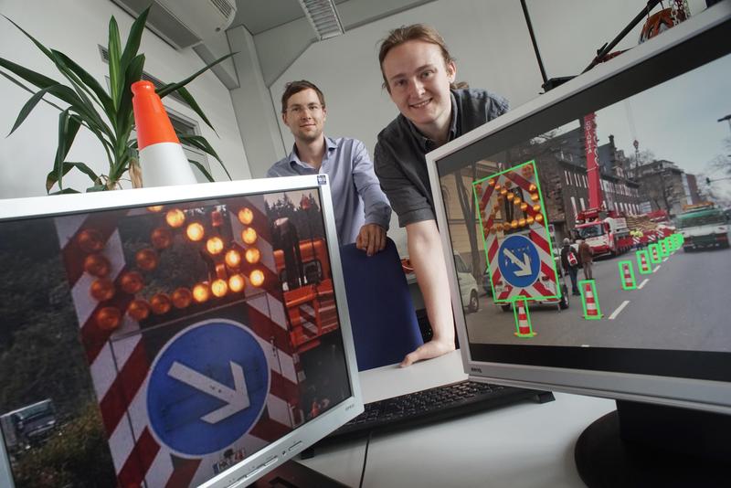 Die Jenaer Master-Studenten Martin Thümmel (l.) und Felix Schneider vom Lehrstuhl für Digitale Bildverarbeitung haben einen internationalen Wettbewerb im Bereich Automobilindustrie gewonnen. 
